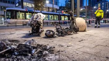 Abgefackelte E-Scooter, Blutlachen, angezündete Autos: In Rotterdam entlud sich Gewalt.