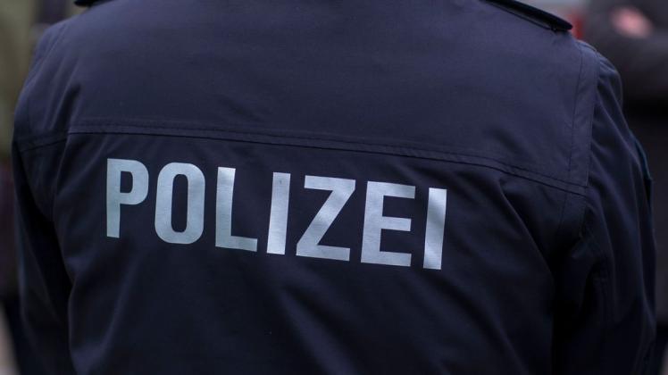 „Polizei“ steht auf der Uniform eines Polizisten.