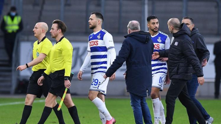 Schiedsrichter Winter (l) verlässt nach rassistischen Beleidigungen gegen Opoku (nicht im Bild) das Spielfeld. Schiedsrichter Winter (l) verlässt nach rassistischen Beleidigungen gegen Opoku (nicht im Bild) das Spielfeld.