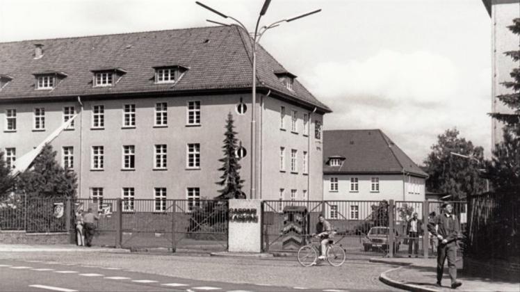 Hier gingen im Laufe der Jahre Tausende Soldaten ein und aus: das Haupttor der Caspari-Kaserne an der Wildeshauser Straße in Delmenhorst. Archivfoto: Harald Pollem
