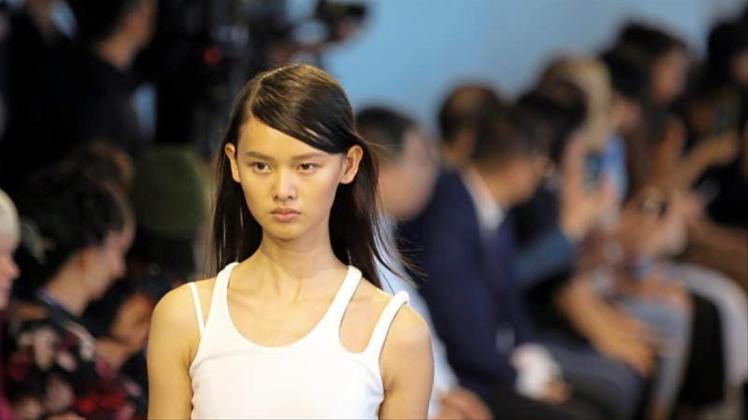 Ein Model läuft auf der New York Fashion Week. 