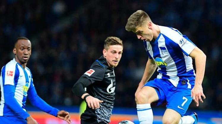 Nach seiner Einwechslung bester Hertha-Spieler: Neuzugang Krzysztof Piatek (r) in Aktion gegen Bastian Oczipka von Schalke. 