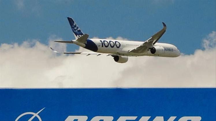 Airbus über Boening-Schriftzug: Ein A350-1000 bei der Eröffnung der 53. Internationalen Pariser Luftfahrtausstellung auf dem Flughafen Le Bourget. 