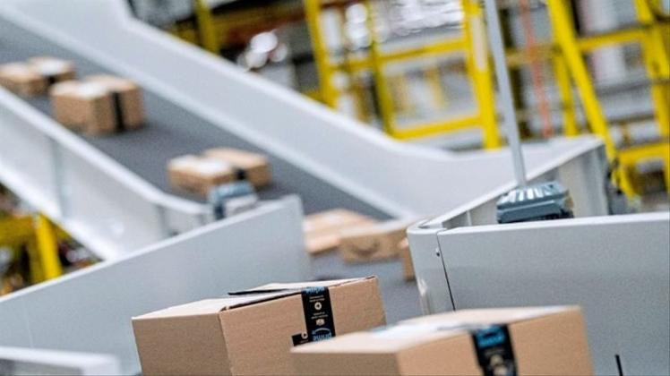 Pakete des Paketversenders Amazon laufen im Sortierzentrum in Garbsen über die Bänder. 