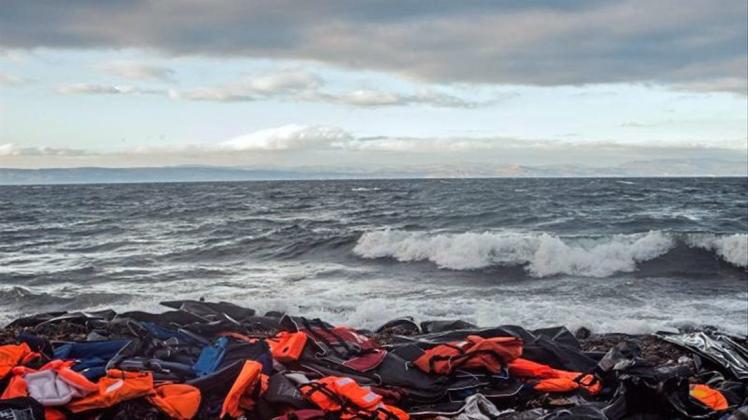 Angeschwemmte Rettungswesten und Reste von Schlauchbooten. Immer wieder kommt es im Mittelmeer zu Flüchtlingstragödien. 