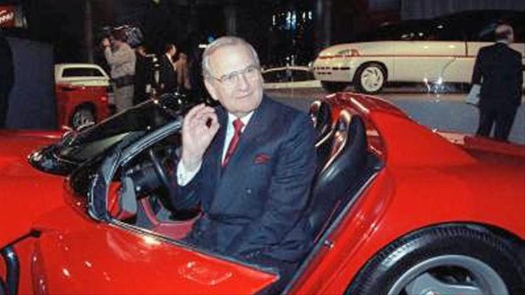 Lee Iacocca, Chrysler Corporation Chairman, neben einem Dodge Viper Sportwagen. Die Automobil-Ikone Lee Iacocca ist im Alter von 94 Jahren gestorben. 