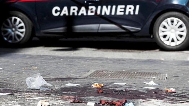 Ein Auto der Carabinieri steht in der Nähe eines Tatorts in Rom. 