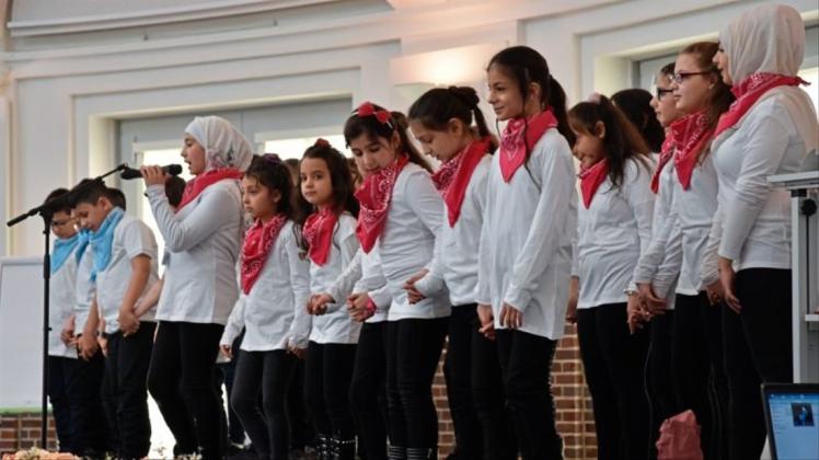 Die „AD_Kid-Gruppe“ sang in der Markthalle ein arabisches Kinderlied. Für die gesanglichen und schauspielerischen Darbietungen der Kids spendeten die Zuschauerinnen natürlich besonders viel Applaus. 