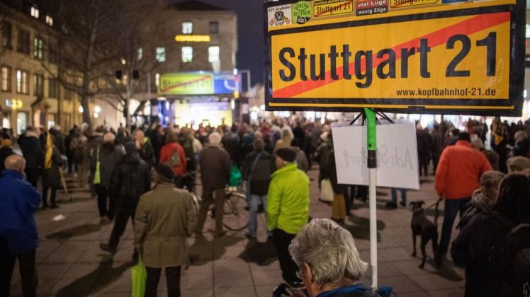 Auch zehn Jahre nach Baubeginn gehen die Demonstranten gegen das Bahnprojekt Stuttgart 21 noch auf die Straße. Foto: dpa/Tom Weller/dpa