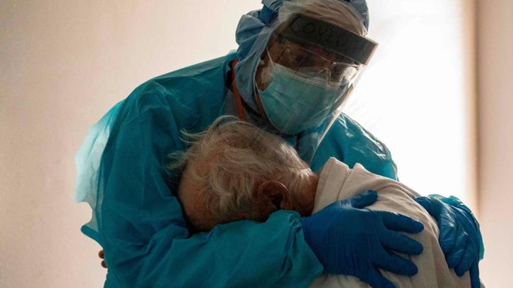 Dr. Joseph Varon umarmt einen Corona-Patienten.