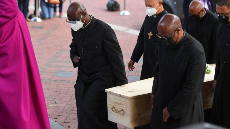 Der verstorbene Desmond Tutu wird in einem schlichten Kiefernsarg in die St. George&apos;s Cathedral in Kapstadt getragen, wo er zwei Tage lang für die Öffentlichkeit zugänglich ist.
