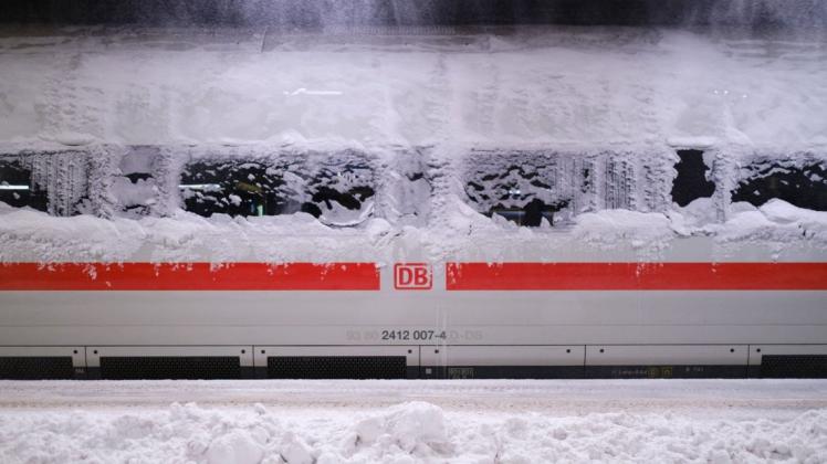 Hannover: Ein verschneiter ICE steht im Hauptbahnhof.