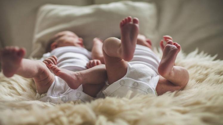 Zwei Babys auf einmal zu bekommen, die Wahrscheinlichkeit steigt mit fortschreitendem Alter der Mutter. (Symbolbild)