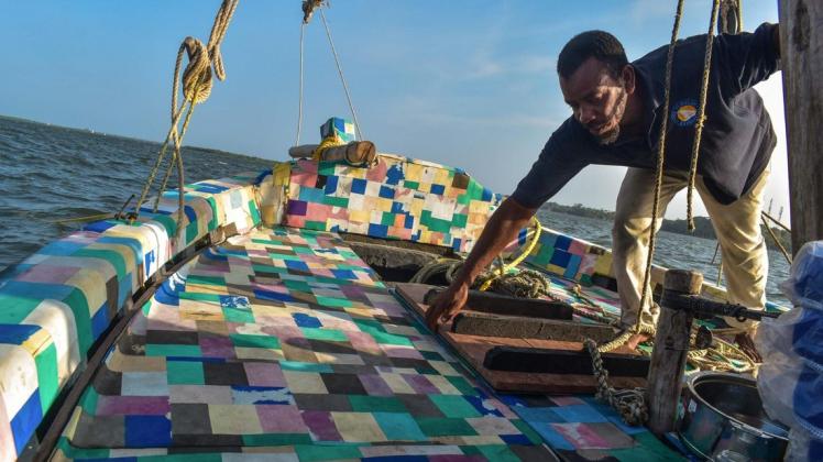 "Flipflopi" ist das weltweit erste Boot, das bis auf den Mast komplett aus recyceltem Plastik besteht. Die UN unterstützt das Projekt. Foto: AFP/ANDREW KASUKU