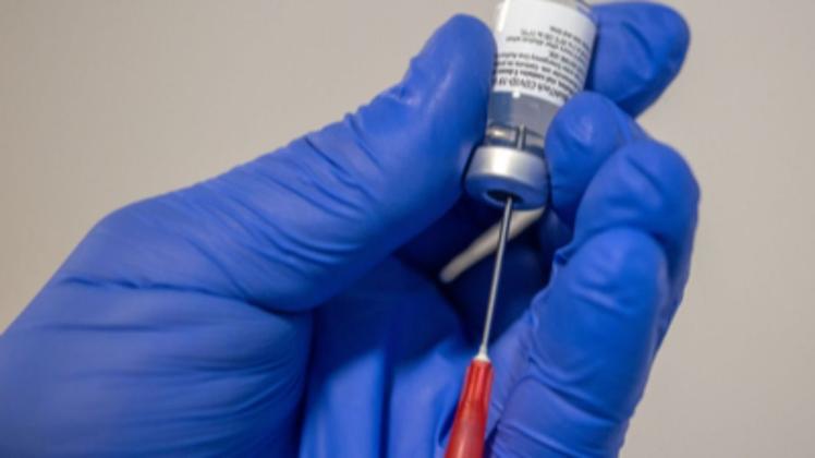 Vier der Mitarbeiter, die eine zu hohe Dosis des Corona-Impfstoffs bekamen, zeigten grippeähnliche Symptome und werden im Krankenhaus beobachtet.