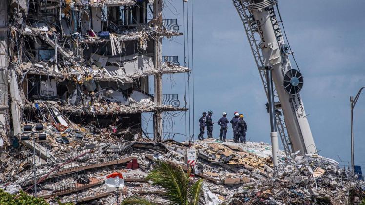 Rettungskräfte suchen die Ruine des zwölfstöckigen Hochhauses in Miami Beach nach Überlebenden ab.