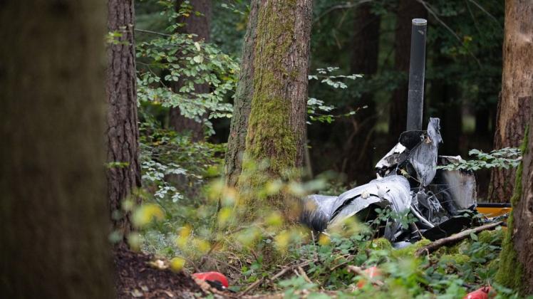 Trümmerteile des Hubschraubers liegen in einem Wald nahe der Grenze zu Hessen und Bayern. Drei Insassen starben. Sie sind jetzt identifiziert. Trümmerteile des Hubschraubers liegen in einem Wald nahe der Grenze zu Hessen und Bayern. Drei Insassen starben. Sie sind jetzt identifiziert.