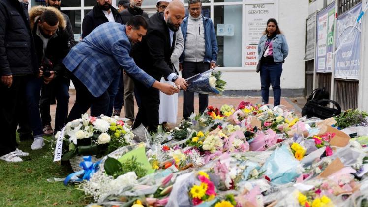 Muslime legen Blumen ab am Tatort.