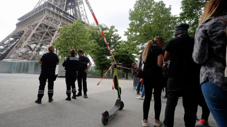 Polizisten blockieren als Sicherheitsmaßnahme den Zugang zum Eiffelturm für Touristen. Foto: dpa/AP/Michel Euler