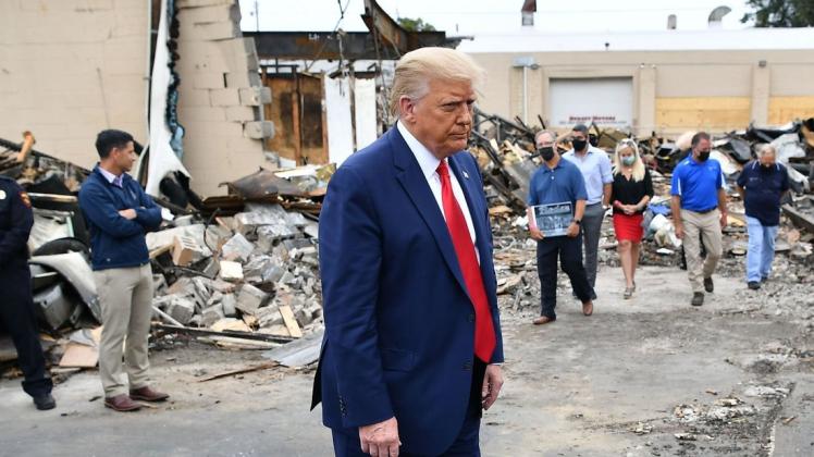 US-Präsident Donald Trump macht sich in Kenosha ein Bild von den Schäden infolge von Ausschreitungen. US-Präsident Donald Trump macht sich in Kenosha ein Bild von den Schäden infolge von Ausschreitungen.
