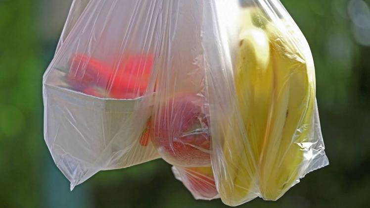 Dünne Plastiktüten für Obst und Gemüse sollen bei Aldi kostenpflichtig werden.