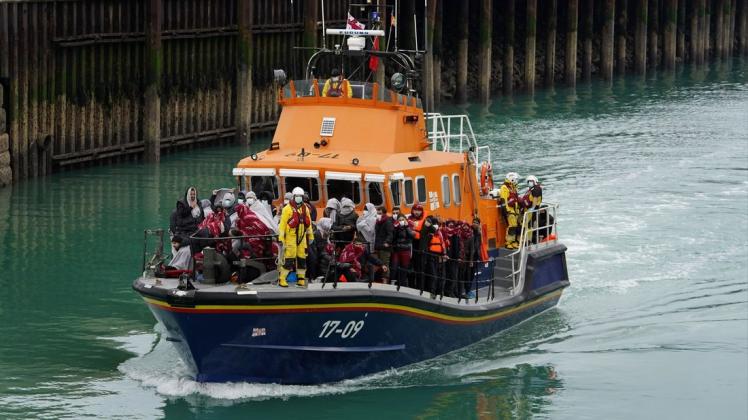 Eine Gruppe von Menschen, bei denen es sich vermutlich um Migranten handelt, wird nach einem Zwischenfall mit einem kleinen Boot im Ärmelkanal an Bord des Dover-Rettungsboots nach Dover in Kent gebracht.