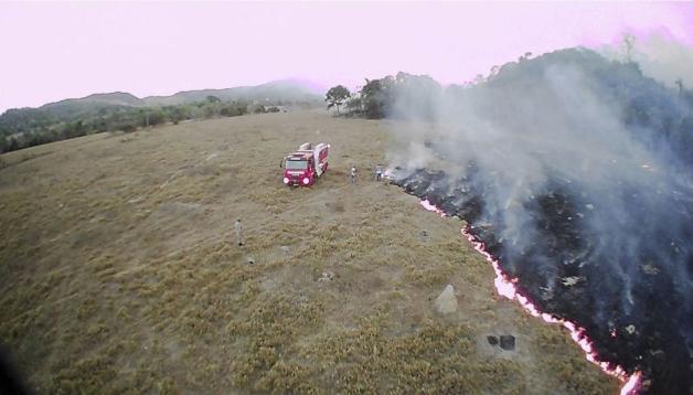 Ein Drohnenfoto zeigt einen Brand in der Gemeinde Guaranta do Norte im Bundesstaat Mato Grosso. Foto: dpa/Corpo De Bombeiros De Mato Gross/AP
