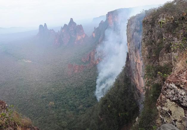 Rauch steigt vom Wald im Naturpark Chapada dos Guimaraes auf. Seit Wochen wüten Tausende Feuer im Amazonasgebiet und den angrenzenden Steppengebieten. Foto: dpa/Christian Niel Berlinck/ICMBio