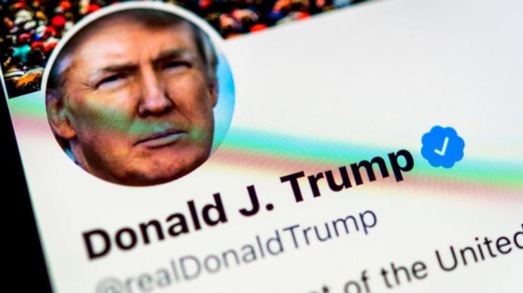 Twitter hat das wichtigste Konto des amtierenden US-Präsidenten Donald Trump für zwölf Stunden gesperrt.