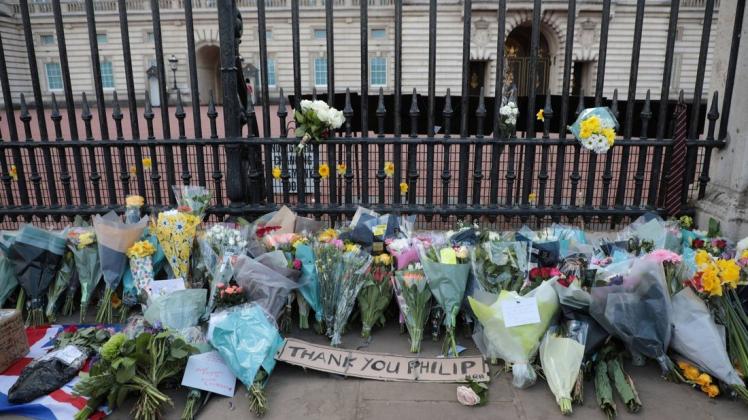 Blumen vor Buckingham Palace: Am Freitag war Prinz Philip, Ehemann der Queen, im Alter von 99 Jahren verstorben.