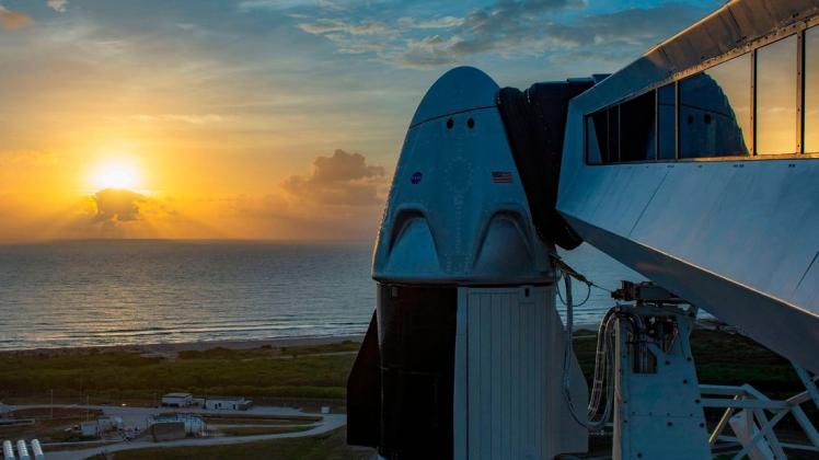 Um 22.32 Uhr (MESZ) sollen die US-Raumfahrer Robert Behnken und Douglas Hurley mit einer "Falcon 9"-Rakete vom Weltraumbahnhof Cape Canaveral aus in einer "Crew Dragon"-Raumkapsel zur Internationalen Raumstation starten.