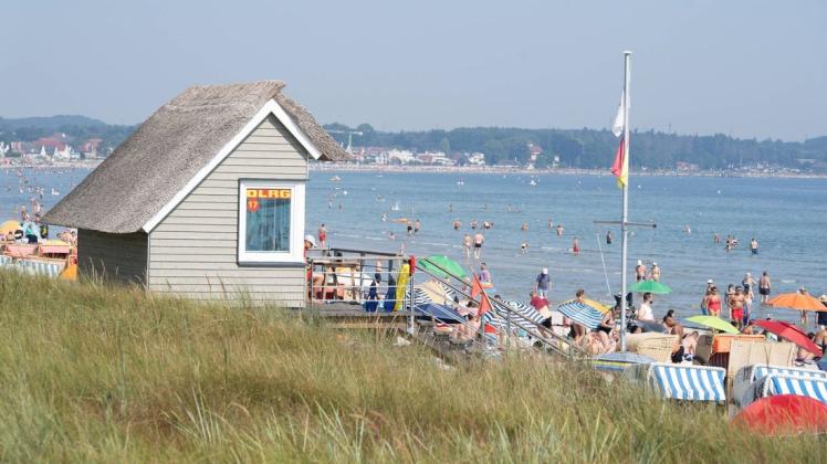 Schon 2020 viel los am Ostsee-Strand in Scharbeutz und Haffkrug an der Lübecker Bucht. Für ungeübte Schwimmer kann das Meer zur tödlichen Falle werden.