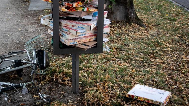 In städtischen Parks und Grünanlagen stapelt sich der Müll von To-go-Verpackungen, wie hier in Regensburg. Besonders an den sperrigen Pizzakartons stören sich viele Kommunen.