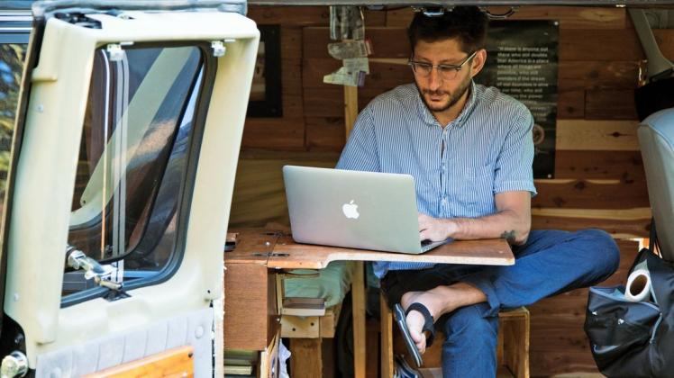 Der US-Journalist Danny Fenster bei der Arbeit in einem umgebauten Lieferwagen.