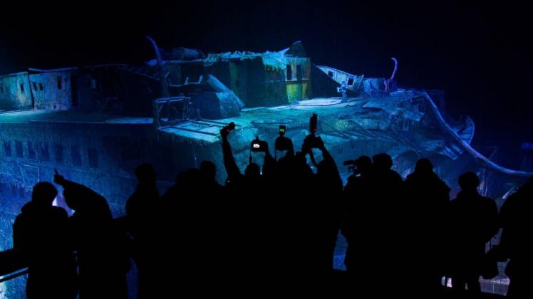 Im Panometer in Leipzig ist ein Bild des "Titanic"-Wracks vom Berliner Maler und Künstler Yadegar Asisi zu sehen. Das Wrack liegt am Meeresboden in 3800 Meter Tiefe. Foto: imago images/Christian Grube