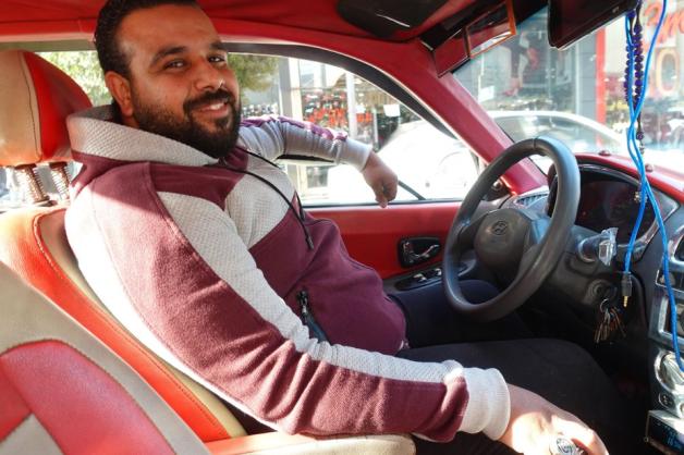 Taxifahrer Mahmoud Saad erklärt die Hup-Codes. Foto: dpa/Johannes Schmitt-Tegge