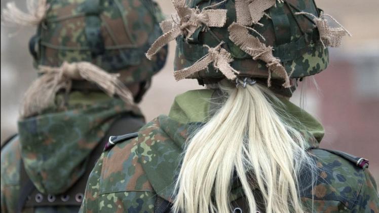 Am Weltfrauentag will die Bundeswehr mit Rosen um weiblichen Nachwuchs werben. Foto: dpa/Ralf Hirschberger