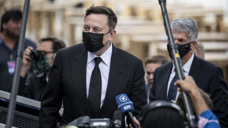 Technologieunternehmer Elon Musk kommt mit Mundschutz zur Vorstandsklausur der CDU im Westhafen.