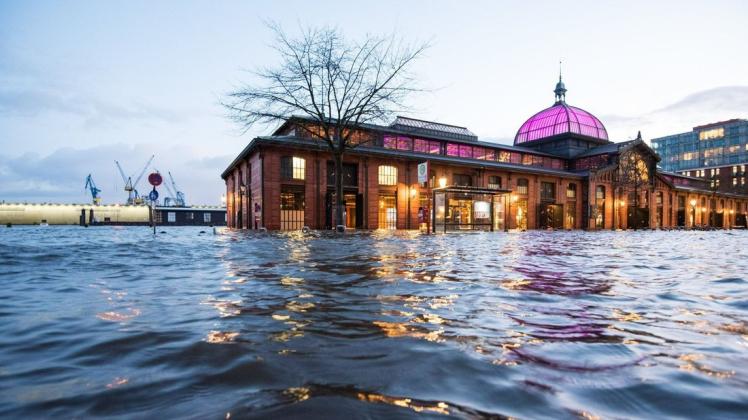Der Hamburger Fischmarkt steht während einer Sturmflut im Oktober 2020 unter Wasser.