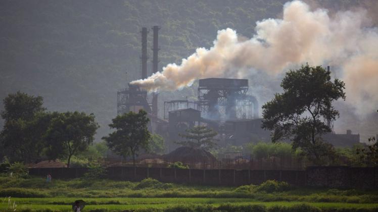 Rauch steigt aus einem mit Kohle betriebenen Stahlwerk in Indien auf.