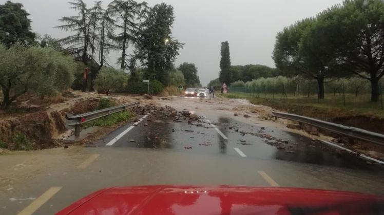 Geröll und Schlamm haben eine Straße in der Toskana unpassierbar gemacht. Foto: dpa/Vigili del Fuoco