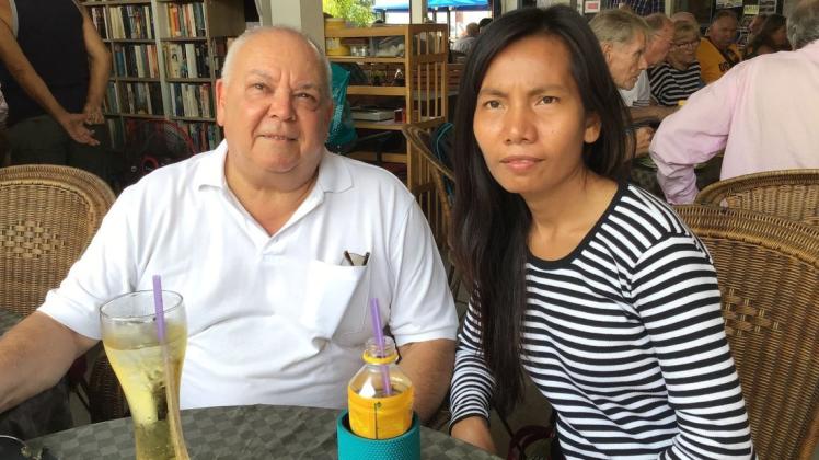 Claus-Peter Lippert sitzt mit seiner Freundin Naree Konram an einem Tisch im Evangelischen Begnungszentrum in Pattaya. Foto: dpa/Caroline Bock