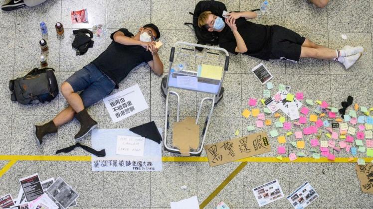 Demonstranten haben den Hongkonger Flughafen besetzt und den Betrieb damit lahmgelegt. Foto: AFP/Philip FONG