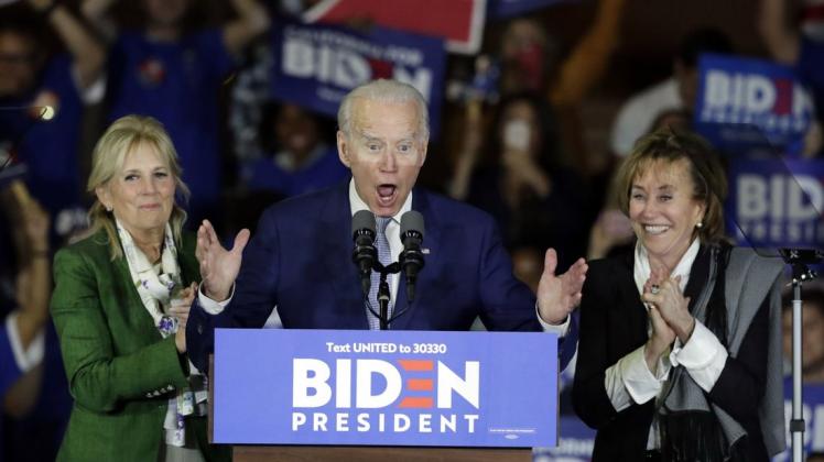 Lässt sich von seiner Frau Jill und seiner Schwester Valerie beklatschen: Joe Biden übernimmt bei den Vorwahlen der demokratischen Bewerber um die Präsidentschaftskandidatur die Führung. Foto: dpa/Chris Carlson/AP