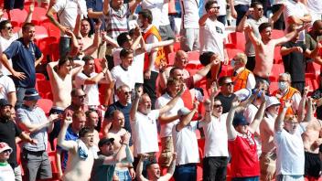 Beim Spiel gegen Kroatien feierte englische Fans im Wembley-Stadion. Dort soll auch das EM-Final stattfinden.