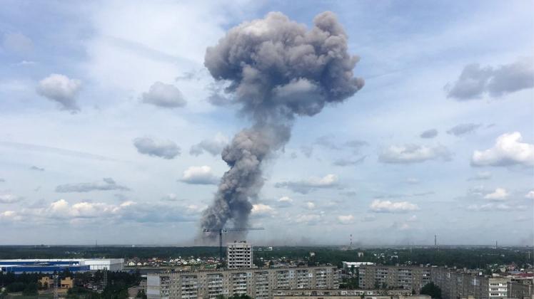In russischen Medien waren eine riesige Rauchwolke sowie Feuer zu sehen. Foto: dpa/Yelena Sorokina