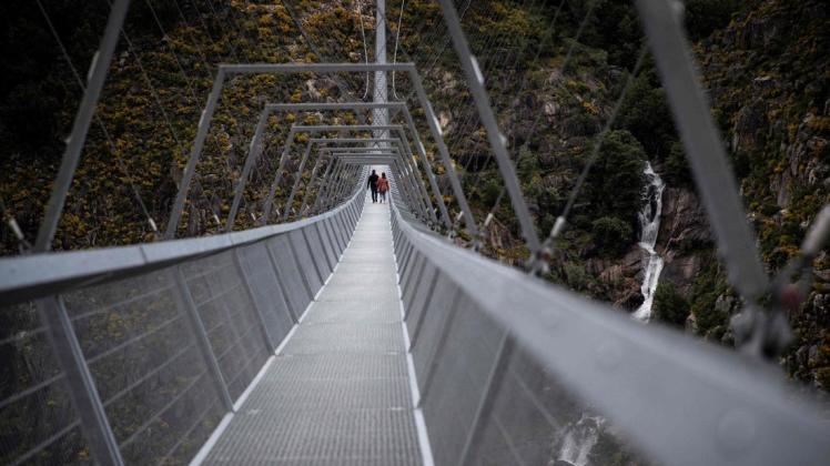 Portugal: Im Geopark Arouca ist die längste Fußgänger-Hängebrücke der Welt eingeweiht worden.