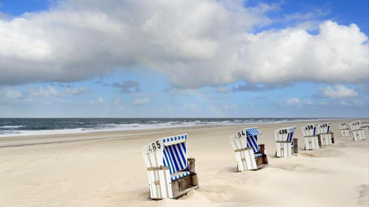 Strand in Wenningstedt auf Sylt: Die Nordseeinseln in Schleswig-Holstein bleiben für Tagestouristen weiter gesperrt.