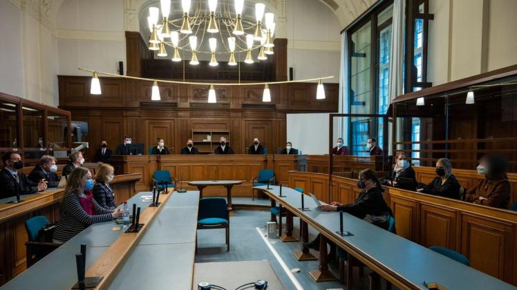 Die Prozessbeteiligten im Gerichtssaal: Mehr als zwei Jahre nach den tödlichen Schüssen mitten in Berlin ist ein 56-jähriger Russe zu lebenslanger Haft verurteilt worden.