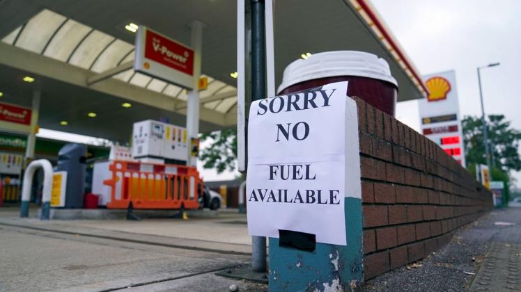 Ein Zettel mit der Aufschrift "Entschuldigung, kein Benzin verfügbar" ist an einer Tankstelle in Bracknell angebracht.